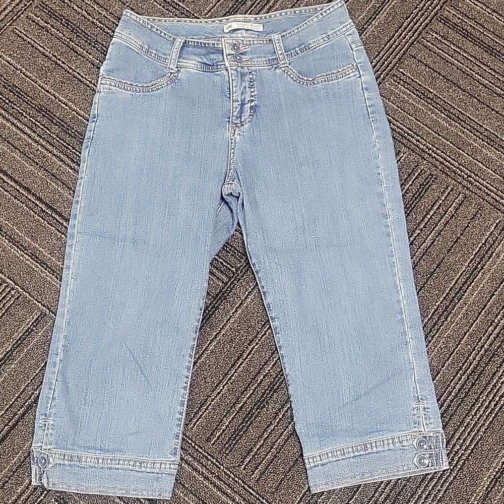 Lee Jeans Women's (33x12) Mid Rise Slender Secret Capri Light Wash Denim